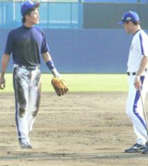 ノックを受けた新井良太選手(左)を指導する川相コーチ=ナゴヤ球場
