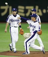 守備練習に取り組む荒木雅博(左)と井端弘和、後ろは森野将彦=東京ドーム