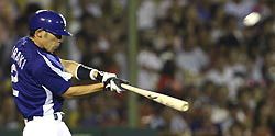 5回表、ノーアウト一、二塁で荒木雅博がレフトスタンドに3点本塁打を放つ=甲子園