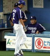 5回表無死一塁、荒木はバントを失敗する=京セラドーム