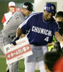 4回表、逆転2ランを放ちベンチで祝福されるアレックス・オチョア=サンマリンスタジアム宮崎