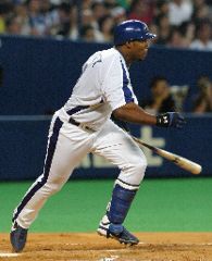 3回裏、中日2死一、二塁、アレックスが勝ち越しタイムリーを放つ=ナゴヤドーム