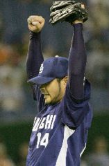 完封で7勝目を挙げ、ガッツポーズの中日・朝倉健太=東京ドーム