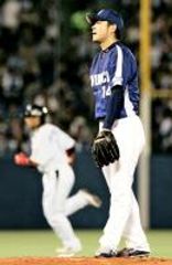 1回裏、岩村に先制2ランを打たれた朝倉=神宮球場