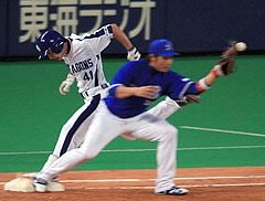 8月17日、中日対横浜、2回の打席で一塁に駆け込んだ際に左かかとを痛めた浅尾拓也=ナゴヤドーム