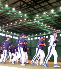 中日の秋季キャンプがナゴヤ球場でスタートして屋内練習場でランニングをする選手達