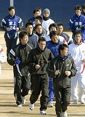 堂上直倫(左上)らと一緒にランニングする荒木雅博(手前から2人目)ら=ナゴヤ球場