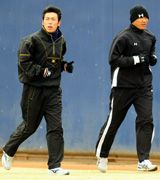 荒木雅博(左)がカブス福留孝介とランニングを行う＝ナゴヤ球場