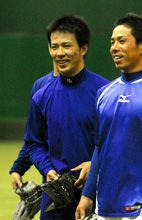 ファーストミットで練習を行う福田永将、右は柳田殖生＝ナゴヤ球場