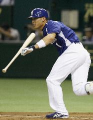 3回表、中日1死一、三塁、福留が先制の左前打を放つ=東京ドーム
