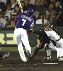 4回表、福留は下柳から死球を受ける=甲子園