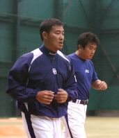 山本昌(右)と黙々とランニングで調整する福留孝介=8日、ナゴヤ球場