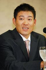 プロ野球セ・リーグ最優秀選手(MVP)に選ばれ、笑顔で会見する福留孝介外野手