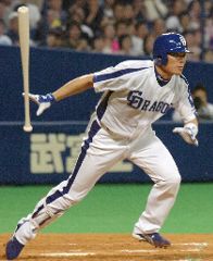 8回裏、中日1死満塁、福留が右翼線に走者一掃の決勝三塁打を放つ=ナゴヤドーム