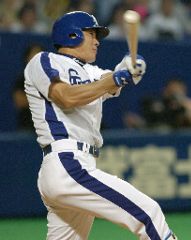 3回裏、中日無死二塁、福留が右翼線に先制二塁打を放つ=ナゴヤドーム