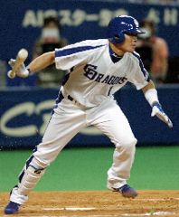 7回裏、中日1死一、二塁、福留が右前に勝ち越し打を放つ=ナゴヤドーム