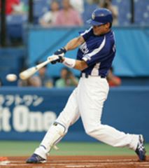 1回表無死二、三塁、先制2点タイムリーを放つ福留=神宮