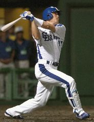 8回裏、中日2死二塁、福留が決勝の2ランホームランを放つ=豊橋