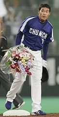 3回表、通算1000安打を達成、塁上で花束を手にする中日・福留=インボイス西武ドーム