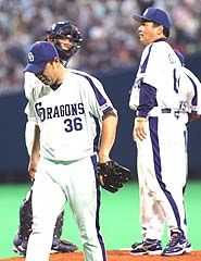 9回表、決勝ホーマーを打たれ降板する平井、右は落合監督=ナゴヤドーム