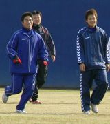 合同自主トレを行う平田(左)ら、中日の若手選手たち=ナゴヤ球場