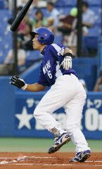 1回表、中日1死二塁、井端が先制2ランHRを放つ=神宮球場