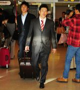 北海道に到着した井端(右)、新井ら中日の選手=新千歳空港
