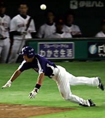 7回表、井端弘和が一塁へ炎のヘッドスライディングでタイムリー内野安打として7点目を挙げる=東京ドーム
