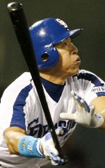 4回裏、2死二塁、井上一樹が2ランHRを放つ=金沢