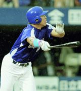 2回表、井上一樹が先制2ランホームランを放つ=横浜
