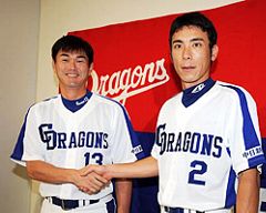 北京五輪野球日本代表に選ばれがっちり握手する岩瀬仁紀（左）と荒木雅博