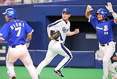 ９回表、村田に走者一掃の二塁打を浴び、ベースカバーに走る岩瀬仁紀（中）＝ナゴヤドーム
