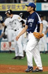 3回裏、阪神・金本に2点適時打を浴びた中日先発の川上=京セラドーム