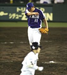 8回裏、川上が鳥谷にソロ本塁打を浴びる=甲子園