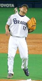 8回表、1対1の同点に追いつかれ悔しそうな川上憲伸=ナゴヤドーム
