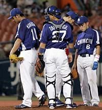 8回裏、相川に勝ち越し二塁打を打たれ降板する川上憲伸(左端)=横浜