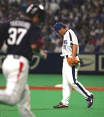 3回表、川上は福川に満塁本塁打を浴びガックリ=ナゴヤドーム
