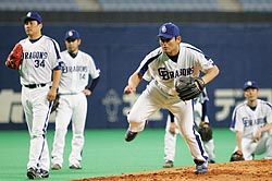 日本シリーズに向け調整する川上(中央)ら中日の投手陣=ナゴヤドーム