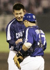完投で10勝目を挙げ、谷繁と握手する朝倉=広島