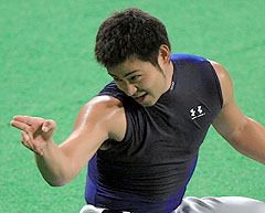 巨人戦に向けた調整で、「ストライク!」と球審の真似をしておどける朝倉健太=ナゴヤドーム