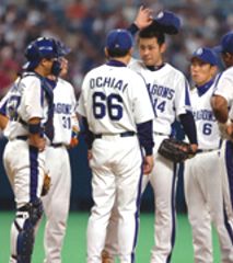 7回表、落合監督が朝倉に降板を告げる=ナゴヤドーム