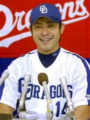 8月の月間MVPに選ばれ、記者会見で笑顔を見せる朝倉健太投手=5日午後、ナゴヤドーム