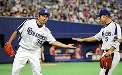 ３回の守備で好返球を見せた和田一浩（右）をタッチで迎える山本昌＝ナゴヤドーム