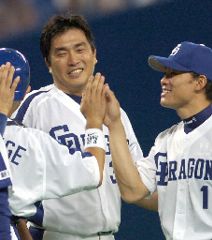 2年ぶりとなる完封勝利を挙げ、福留(右)ら中日ナインから祝福される山本昌=ナゴヤドーム
