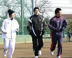 200勝へ向けスタートした山本昌(中央)=日大藤沢高グラウンド