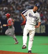 6回表、栗原に本塁打を打たれガックリする山本昌=ナゴヤドーム