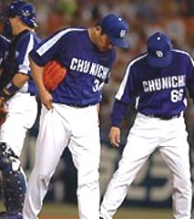 3回裏、落合監督に交代を告げられマウンドを降りる山本昌=横浜