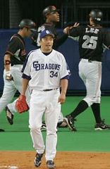 2回表、谷の2点タイムリーでイ・スンヨプ(奥右)、ホリンズ(奥中央)の生還を許した山本昌(手前)=ナゴヤドーム