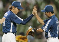 4連続完投勝ちとなる5勝目をマーク、井端(右)からウイニングボールを受け取る中日・佐藤充=インボイス西武ドーム