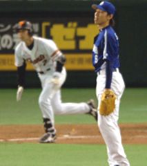 2回裏、佐藤充が二岡に先制打を許す=東京ドーム